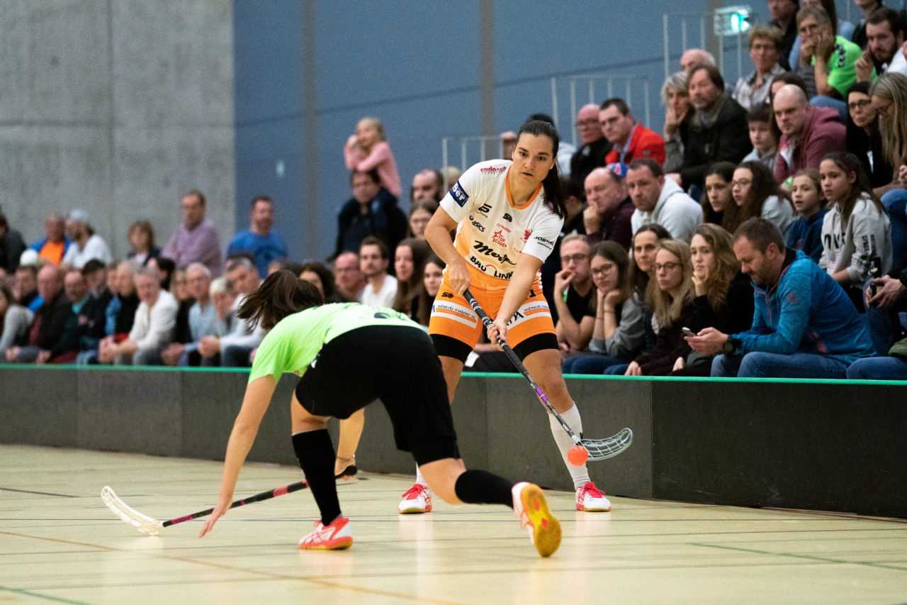 Damen NLA Runde 11, Switzerland: 21.12.2019, Wald ZH, Sporthalle Elba, Corin Rüttimann (Nr. 21, piranha chur) spielt den Ball

Claudio Schwarz, unihockey-fotos.ch