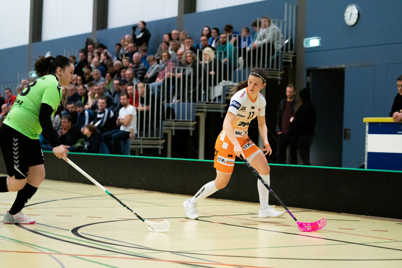 Damen NLA Runde 11, Switzerland: 21.12.2019, Wald ZH, Sporthalle Elba, Alessandra Schneller (Nr. 13, piranha chur) am Ball

Claudio Schwarz, unihockey-fotos.ch