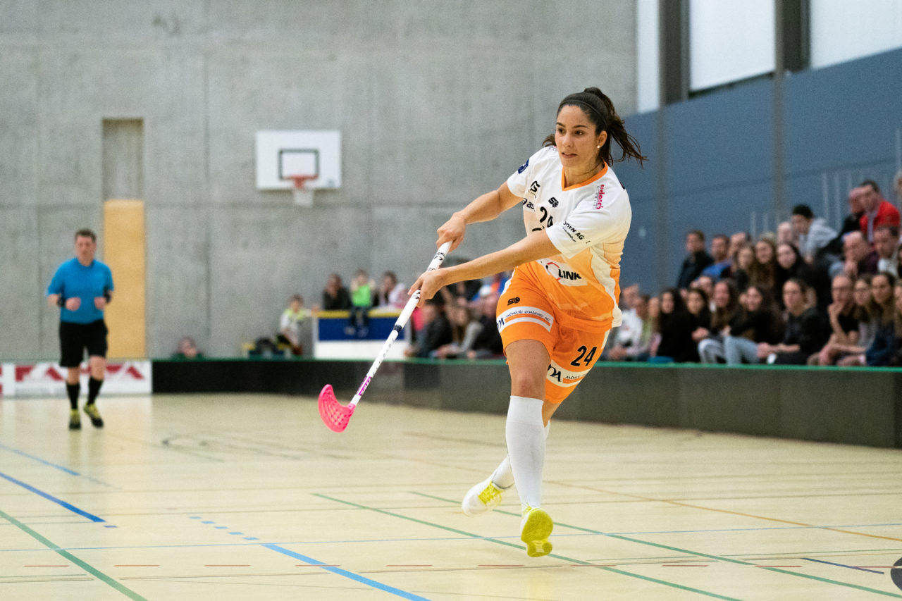 Damen NLA Runde 11, Switzerland: 21.12.2019, Wald ZH, Sporthalle Elba, Flurina Marti (Nr. 24, piranha chur) spielt den Ball

Claudio Schwarz, unihockey-fotos.ch