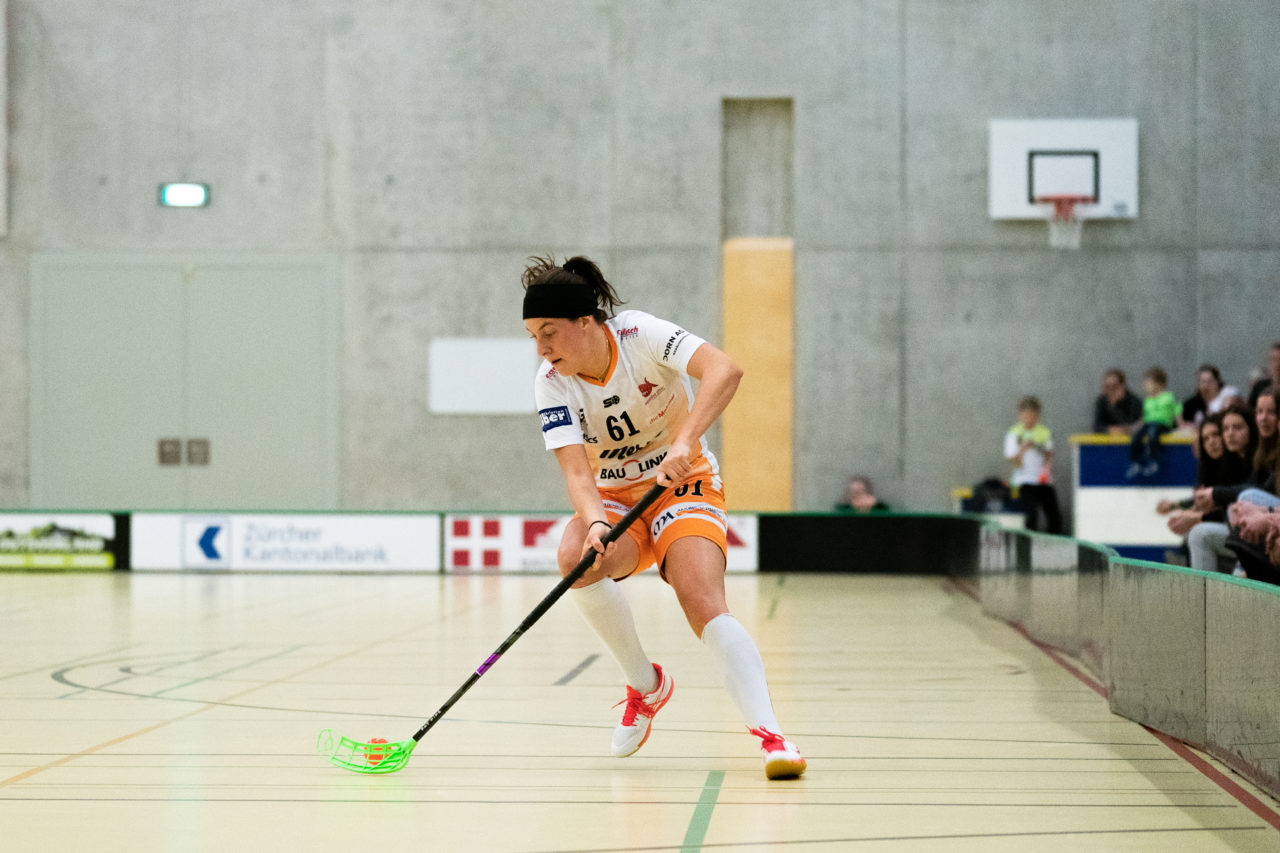 Damen NLA Runde 11, Switzerland: 21.12.2019, Wald ZH, Sporthalle Elba, Katrin Zwinggi (Nr. 61, piranha chur) am Ball

Claudio Schwarz, unihockey-fotos.ch