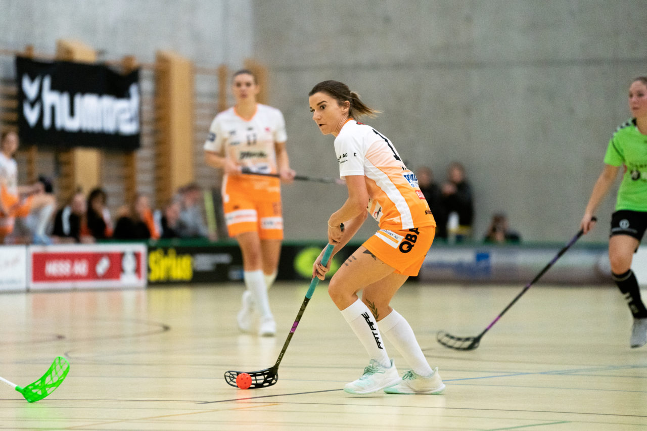 Damen NLA Runde 11, Switzerland: 21.12.2019, Wald ZH, Sporthalle Elba, Katarína Klapitová (Nr. 12, piranha chur) am Ball

Claudio Schwarz, unihockey-fotos.ch