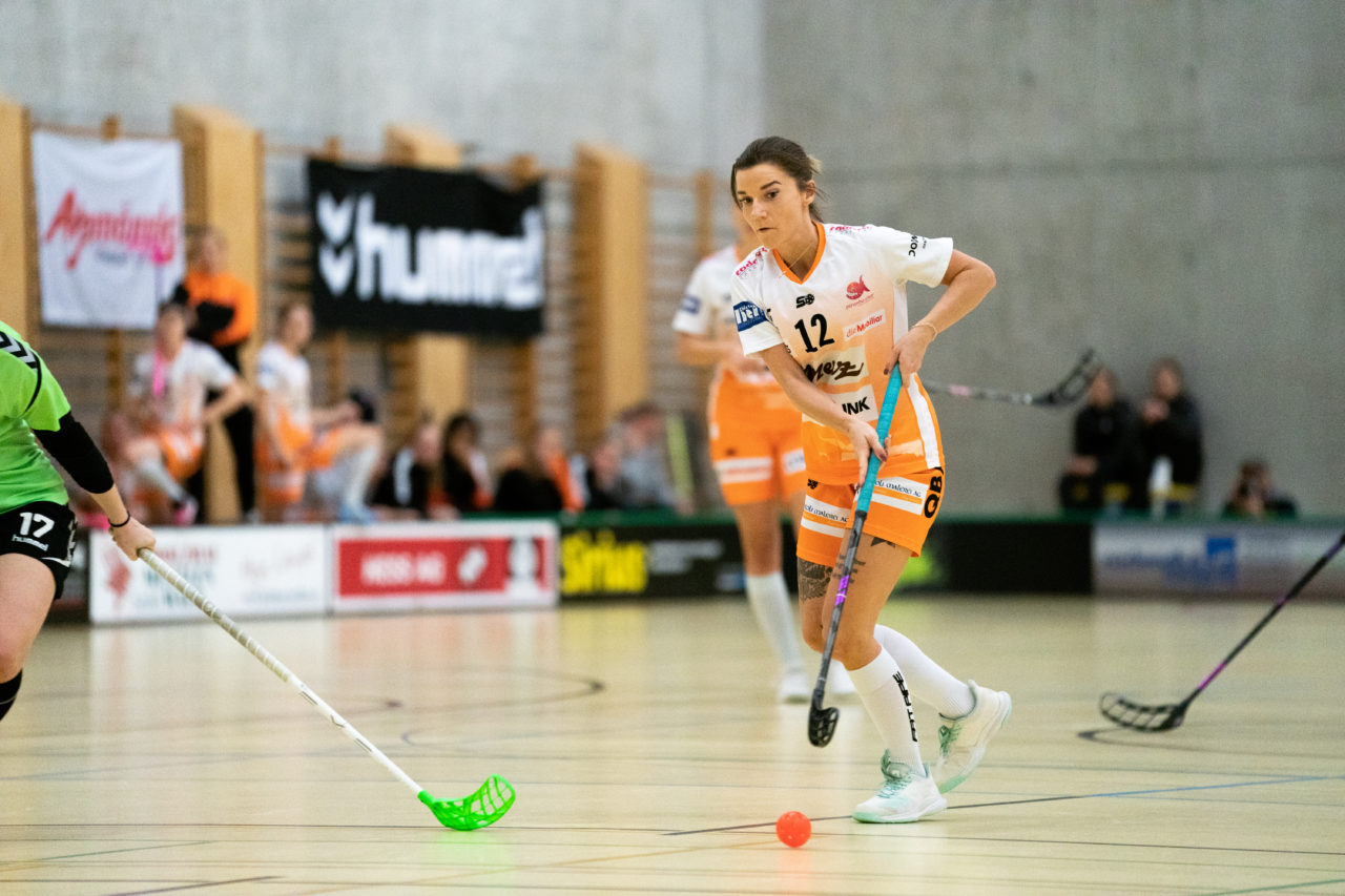 Damen NLA Runde 11, Switzerland: 21.12.2019, Wald ZH, Sporthalle Elba, Katarína Klapitová (Nr. 12, piranha chur) spielt den Ball

Claudio Schwarz, unihockey-fotos.ch