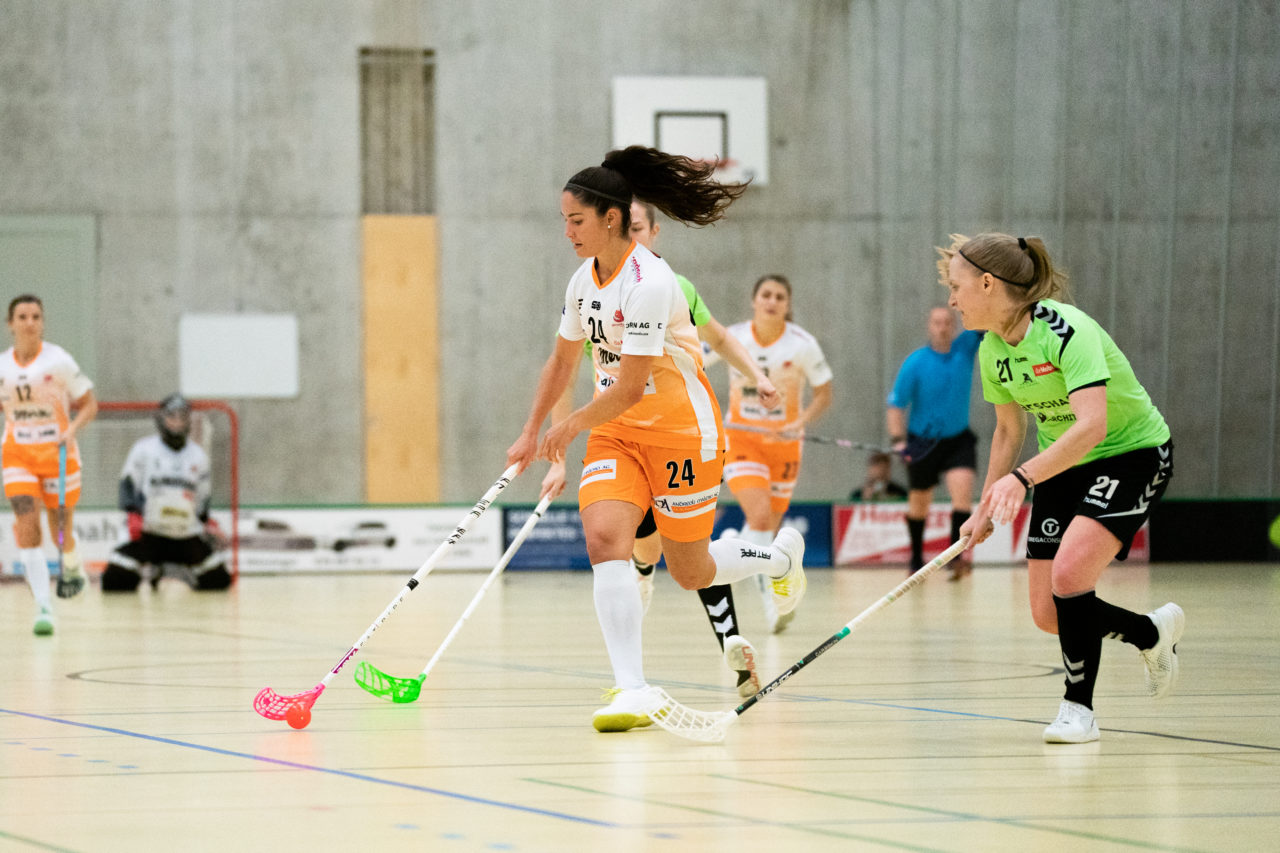 Damen NLA Runde 11, Switzerland: 21.12.2019, Wald ZH, Sporthalle Elba, Flurina Marti (Nr. 24, piranha chur) am Ball

Claudio Schwarz, unihockey-fotos.ch