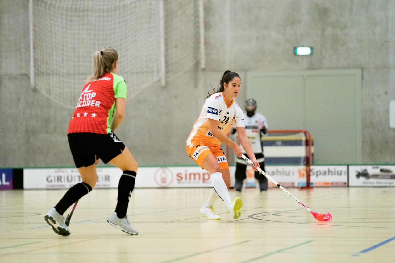 Damen NLA Runde 11, Switzerland: 21.12.2019, Wald ZH, Sporthalle Elba, Flurina Marti (Nr. 24, piranha chur) am Ball

Claudio Schwarz, unihockey-fotos.ch