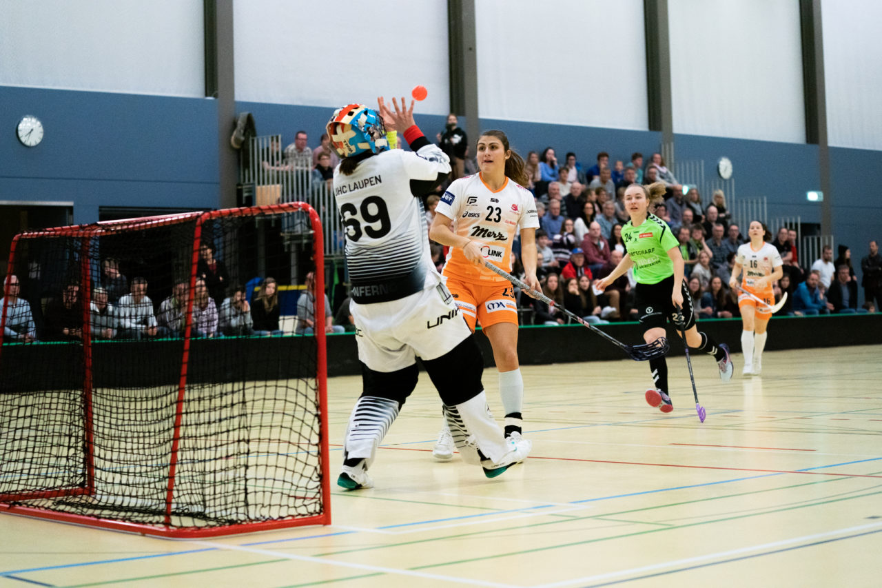 Damen NLA Runde 11, Switzerland: 21.12.2019, Wald ZH, Sporthalle Elba, Nancy Gatzsch (Nr. 69, UHC Laupen) hält den Ball

Claudio Schwarz, unihockey-fotos.ch