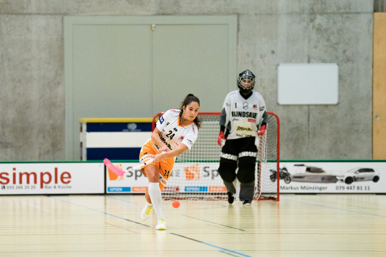 Damen NLA Runde 11, Switzerland: 21.12.2019, Wald ZH, Sporthalle Elba, Flurina Marti (Nr. 24, piranha chur) spielt den Ball

Claudio Schwarz, unihockey-fotos.ch