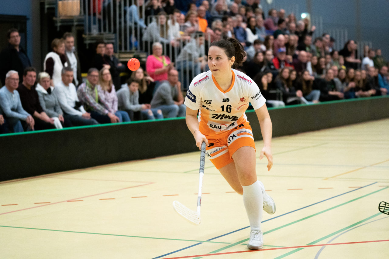 Damen NLA Runde 11, Switzerland: 21.12.2019, Wald ZH, Sporthalle Elba, Nicole Capatt (Nr. 16, piranha chur) fokussiert den Ball

Claudio Schwarz, unihockey-fotos.ch
