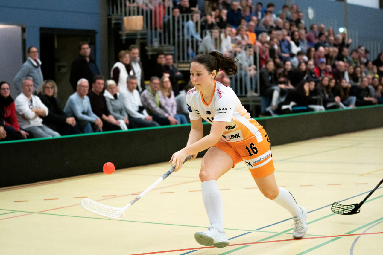 Damen NLA Runde 11, Switzerland: 21.12.2019, Wald ZH, Sporthalle Elba, Nicole Capatt (Nr. 16, piranha chur) stoppt den Ball

Claudio Schwarz, unihockey-fotos.ch