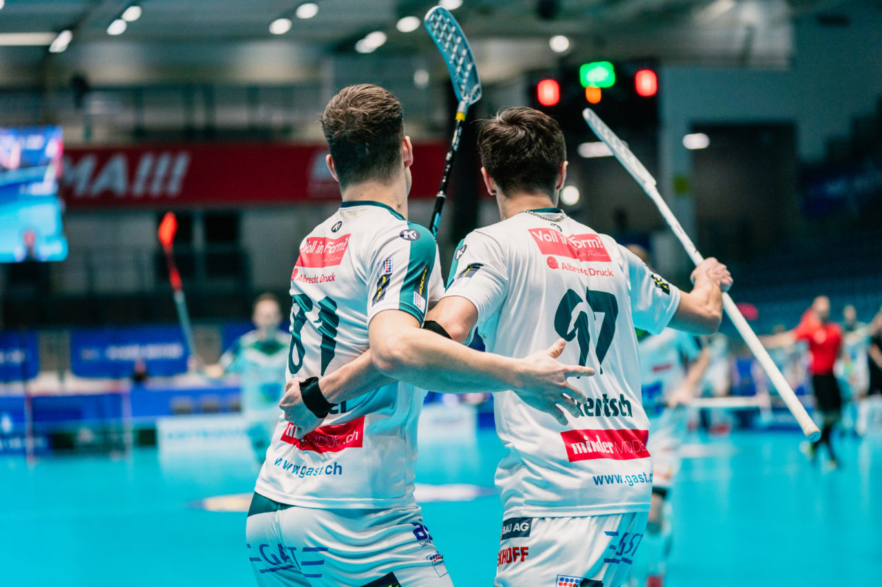 Champions Cup Ostrava - Semifinal 2 Men, Czech Republic: 11.01.2020, Ostrava, RT TORAX ARENA, Affolter Philipp (Nr. 81, SV Wiler-Ersigen) und Rentsch Marco (Nr. 97, SV Wiler-Ersigen) jubeln

Credit: Claudio Schwarz, unihockey-fotos.ch