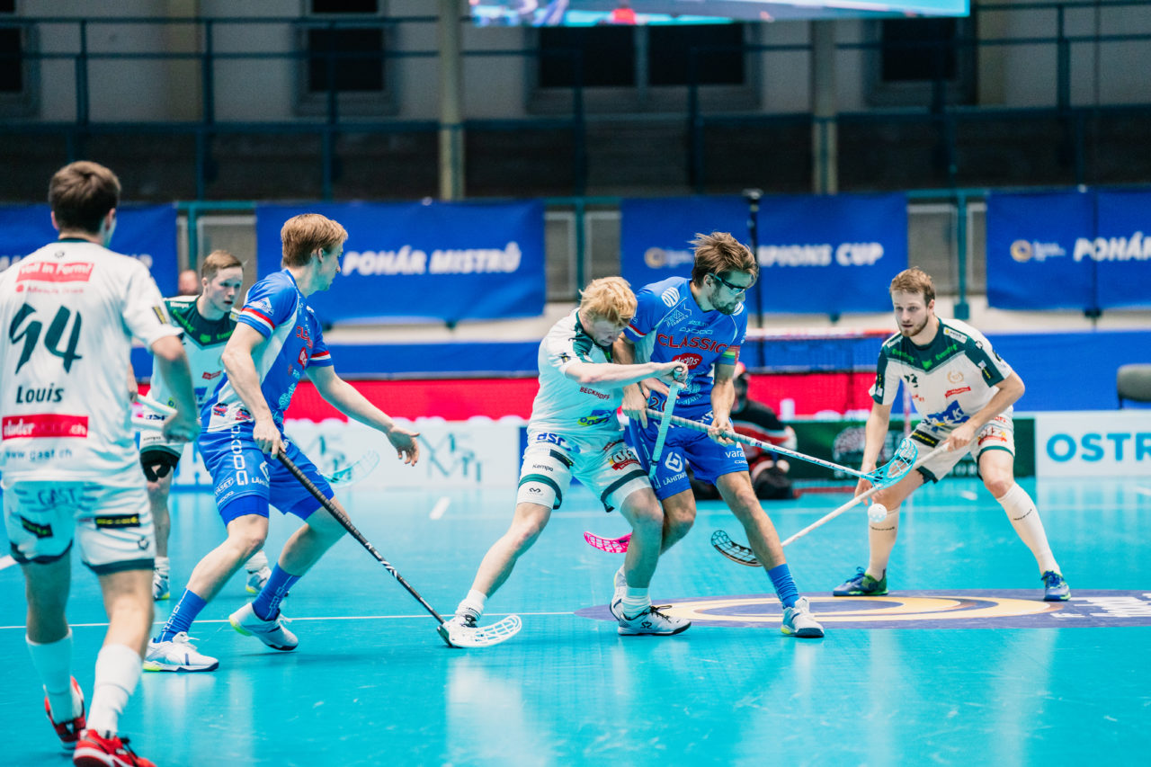 Champions Cup Ostrava - Semifinal 2 Men, Czech Republic: 11.01.2020, Ostrava, RT TORAX ARENA, Pylsy Joonas (Nr. 91, SV Wiler-Ersigen) im Zweikampf mit Salo Nico (Nr. 20, Classic)

Credit: Claudio Schwarz, unihockey-fotos.ch