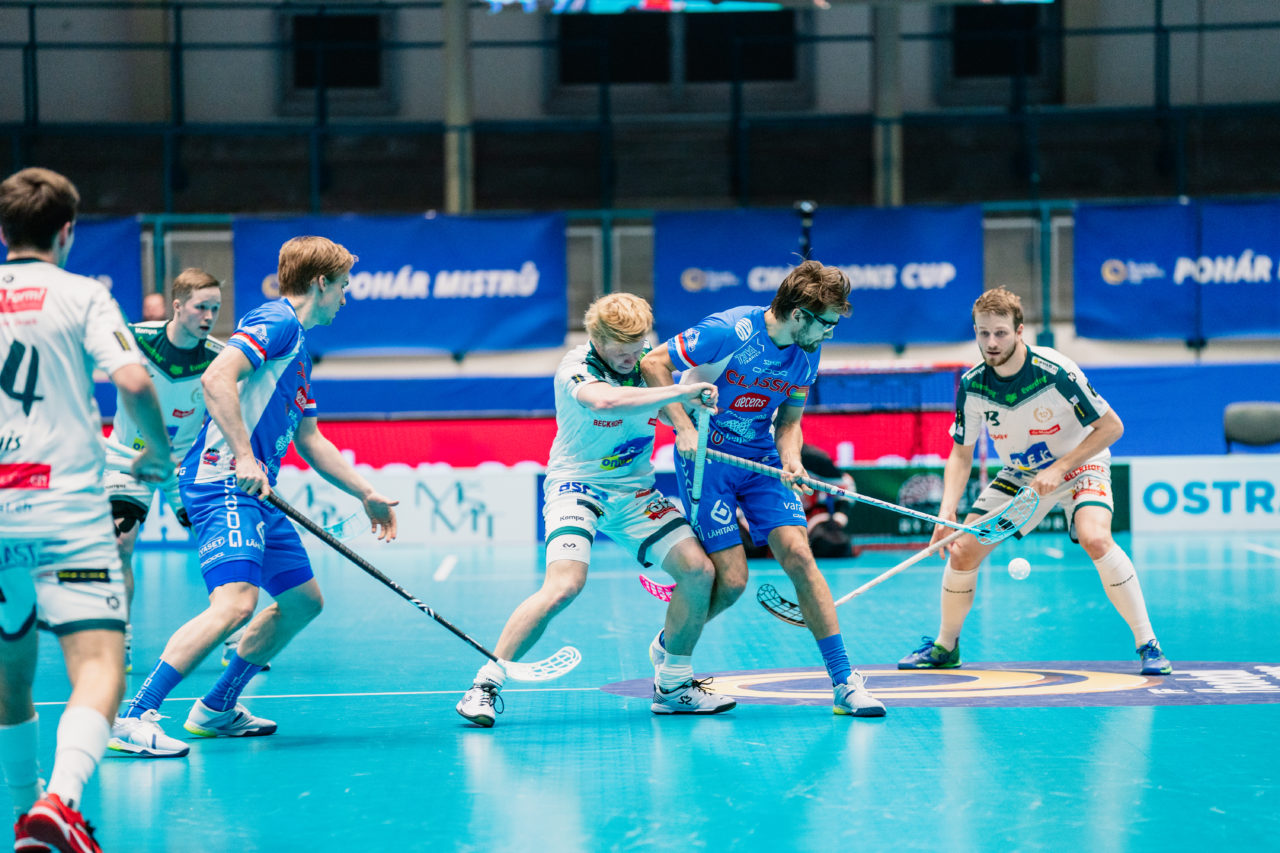 Champions Cup Ostrava - Semifinal 2 Men, Czech Republic: 11.01.2020, Ostrava, RT TORAX ARENA, Pylsy Joonas (Nr. 91, SV Wiler-Ersigen) im Zweikampf mit Salo Nico (Nr. 20, Classic)

Credit: Claudio Schwarz, unihockey-fotos.ch