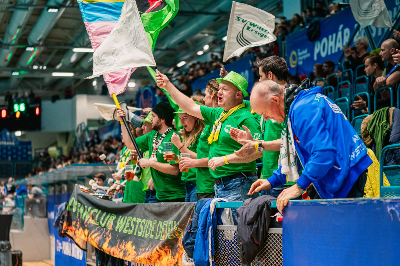 Champions Cup Ostrava - Semifinal 2 Men, Czech Republic: 11.01.2020, Ostrava, RT TORAX ARENA, die Fans von Wiler Jubeln

Credit: Claudio Schwarz, unihockey-fotos.ch