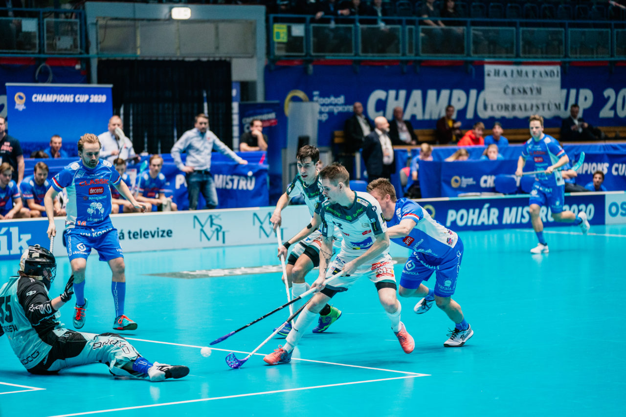 Champions Cup Ostrava - Semifinal 2 Men, Czech Republic: 11.01.2020, Ostrava, RT TORAX ARENA, Mutter Claudio (Nr. 13, SV Wiler-Ersigen) schiesst das 2:4

Credit: Claudio Schwarz, unihockey-fotos.ch