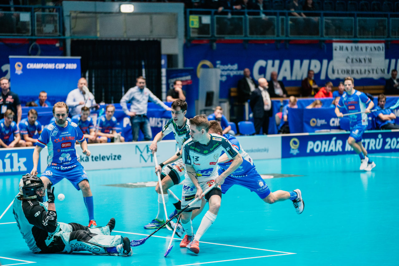 Champions Cup Ostrava - Semifinal 2 Men, Czech Republic: 11.01.2020, Ostrava, RT TORAX ARENA, Mutter Claudio (Nr. 13, SV Wiler-Ersigen) schiesst das 2:4

Credit: Claudio Schwarz, unihockey-fotos.ch