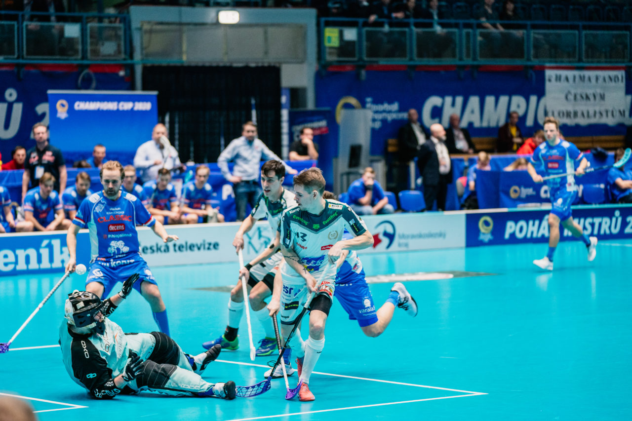 Champions Cup Ostrava - Semifinal 2 Men, Czech Republic: 11.01.2020, Ostrava, RT TORAX ARENA, Mutter Claudio (Nr. 13, SV Wiler-Ersigen) schiesst das 2:4

Credit: Claudio Schwarz, unihockey-fotos.ch