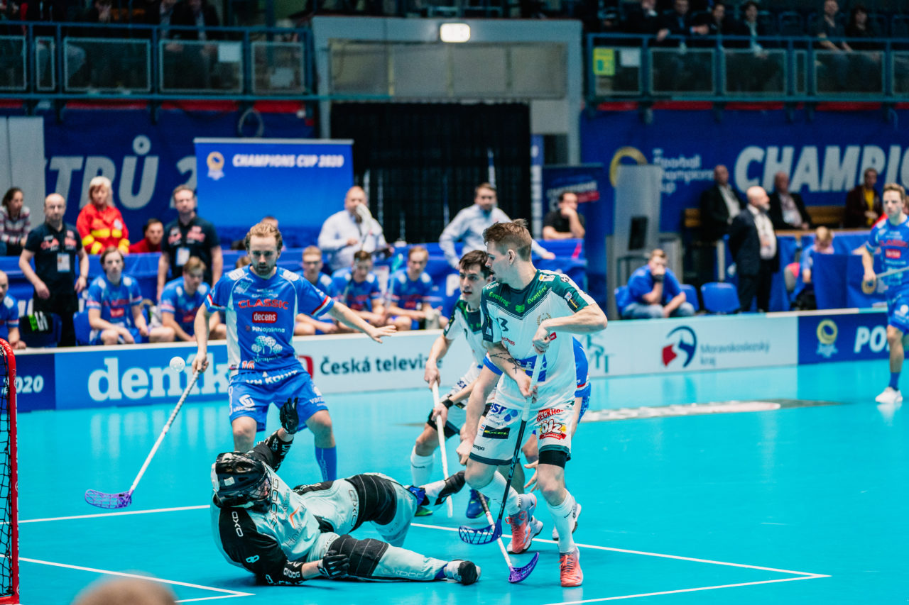 Champions Cup Ostrava - Semifinal 2 Men, Czech Republic: 11.01.2020, Ostrava, RT TORAX ARENA, Mutter Claudio (Nr. 13, SV Wiler-Ersigen) schiesst das 2:4

Credit: Claudio Schwarz, unihockey-fotos.ch