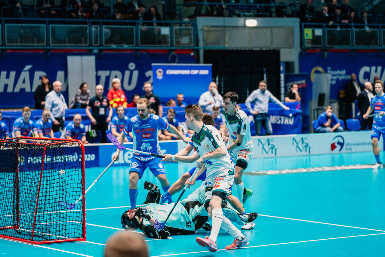 Champions Cup Ostrava - Semifinal 2 Men, Czech Republic: 11.01.2020, Ostrava, RT TORAX ARENA, Mutter Claudio (Nr. 13, SV Wiler-Ersigen) schiesst das 2:4

Credit: Claudio Schwarz, unihockey-fotos.ch