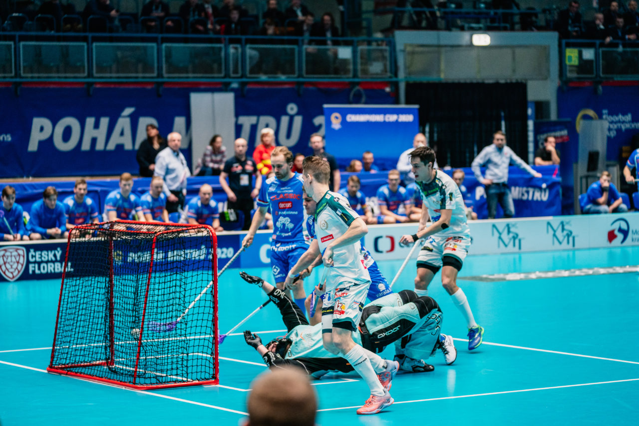 Champions Cup Ostrava - Semifinal 2 Men, Czech Republic: 11.01.2020, Ostrava, RT TORAX ARENA, Mutter Claudio (Nr. 13, SV Wiler-Ersigen) schiesst das 2:4

Credit: Claudio Schwarz, unihockey-fotos.ch