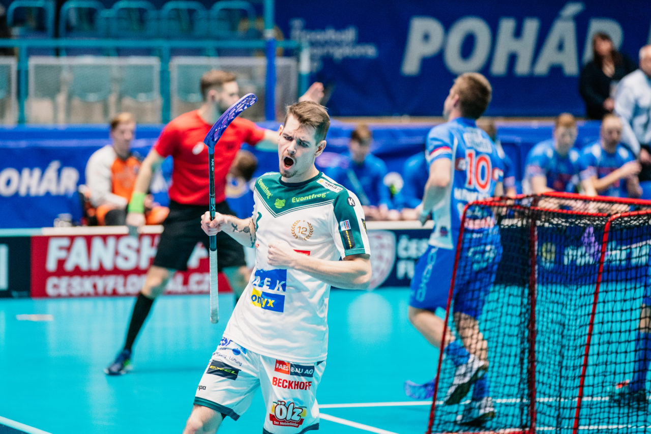 Champions Cup Ostrava - Semifinal 2 Men, Czech Republic: 11.01.2020, Ostrava, RT TORAX ARENA, Mutter Claudio (Nr. 13, SV Wiler-Ersigen) bejubelt das 2:4

Credit: Claudio Schwarz, unihockey-fotos.ch