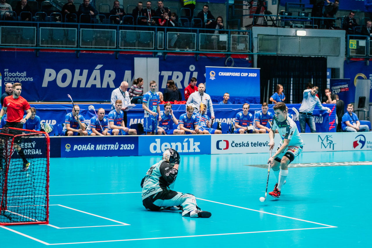 Champions Cup Ostrava - Semifinal 2 Men, Czech Republic: 11.01.2020, Ostrava, RT TORAX ARENA, Affolter Philipp (Nr. 81, SV Wiler-Ersigen) scheitert an Toriseva Lassi (Nr. 35, Classic)

Credit: Claudio Schwarz, unihockey-fotos.ch