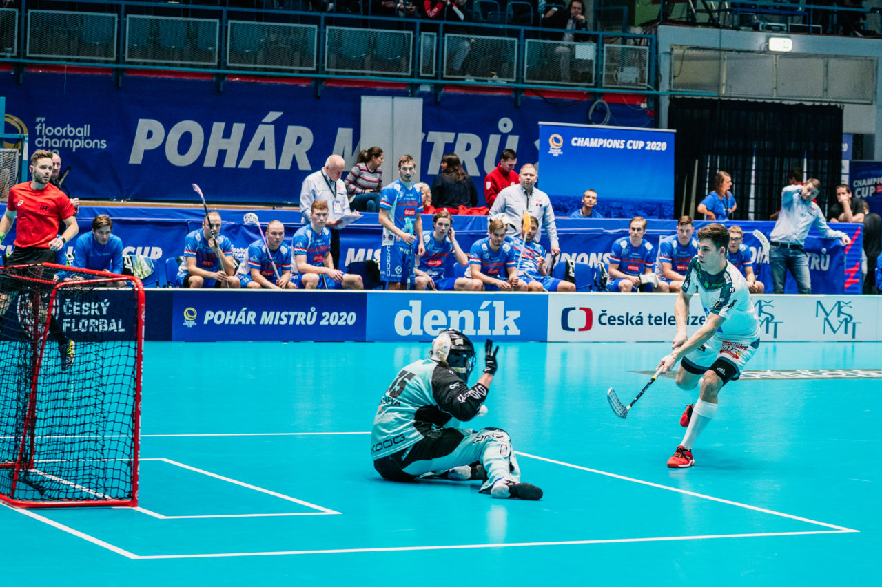 Champions Cup Ostrava - Semifinal 2 Men, Czech Republic: 11.01.2020, Ostrava, RT TORAX ARENA, Affolter Philipp (Nr. 81, SV Wiler-Ersigen) scheitert an Toriseva Lassi (Nr. 35, Classic)

Credit: Claudio Schwarz, unihockey-fotos.ch