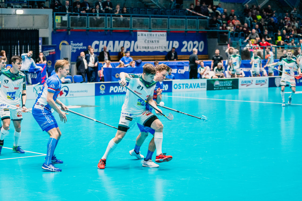 Champions Cup Ostrava - Semifinal 2 Men, Czech Republic: 11.01.2020, Ostrava, RT TORAX ARENA, Affolter Philipp (Nr. 81, SV Wiler-Ersigen) im Zweikampf mit Lastikka Ville (Nr. 36, Classic)

Credit: Claudio Schwarz, unihockey-fotos.ch