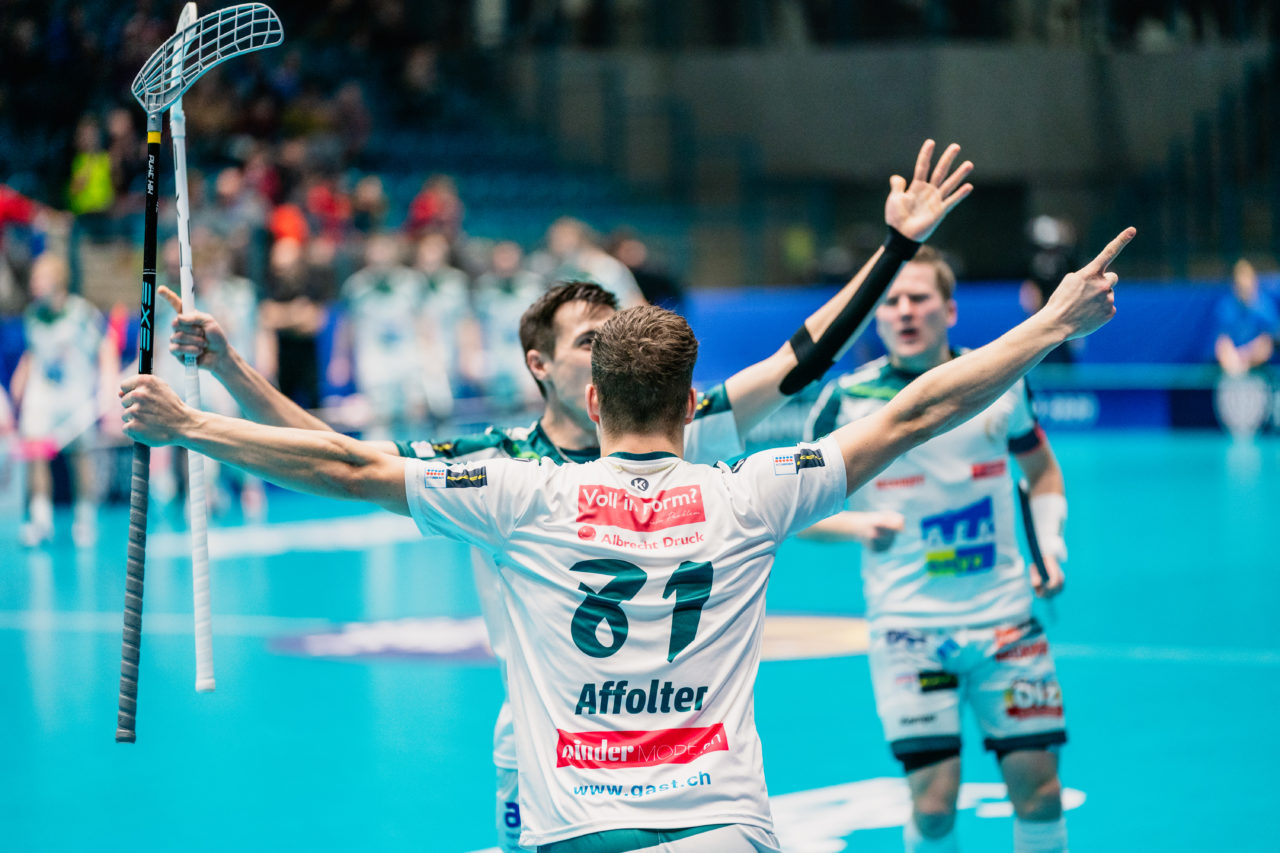 Champions Cup Ostrava - Semifinal 2 Men, Czech Republic: 11.01.2020, Ostrava, RT TORAX ARENA, Affolter Philipp (Nr. 81, SV Wiler-Ersigen) jubelt mit Rentsch Marco (Nr. 97, SV Wiler-Ersigen)

Credit: Claudio Schwarz, unihockey-fotos.ch