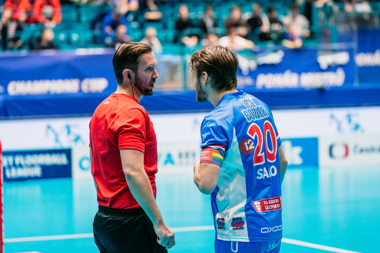 Champions Cup Ostrava - Semifinal 2 Men, Czech Republic: 11.01.2020, Ostrava, RT TORAX ARENA, Salo Nico (Nr. 20, Classic) diskutiert mit dem Schiedsrichter

Credit: Claudio Schwarz, unihockey-fotos.ch