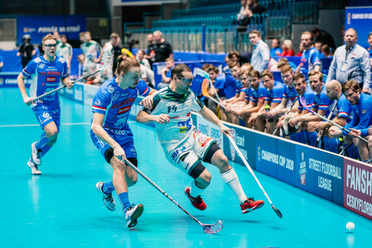 Champions Cup Ostrava - Semifinal 2 Men, Czech Republic: 11.01.2020, Ostrava, RT TORAX ARENA, Hofbauer Matthias (Nr. 19, SV Wiler-Ersigen) im Zweikampf mit Pulkkinen Jere (Nr. 45, Classic)

Credit: Claudio Schwarz, unihockey-fotos.ch