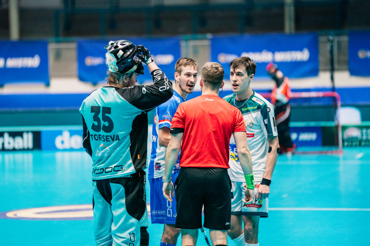 Champions Cup Ostrava - Semifinal 2 Men, Czech Republic: 11.01.2020, Ostrava, RT TORAX ARENA, Lamminen Janne (Nr. 17, Classic) und Rentsch Marco (Nr. 97, SV Wiler-Ersigen) müssen raus

Credit: Claudio Schwarz, unihockey-fotos.ch