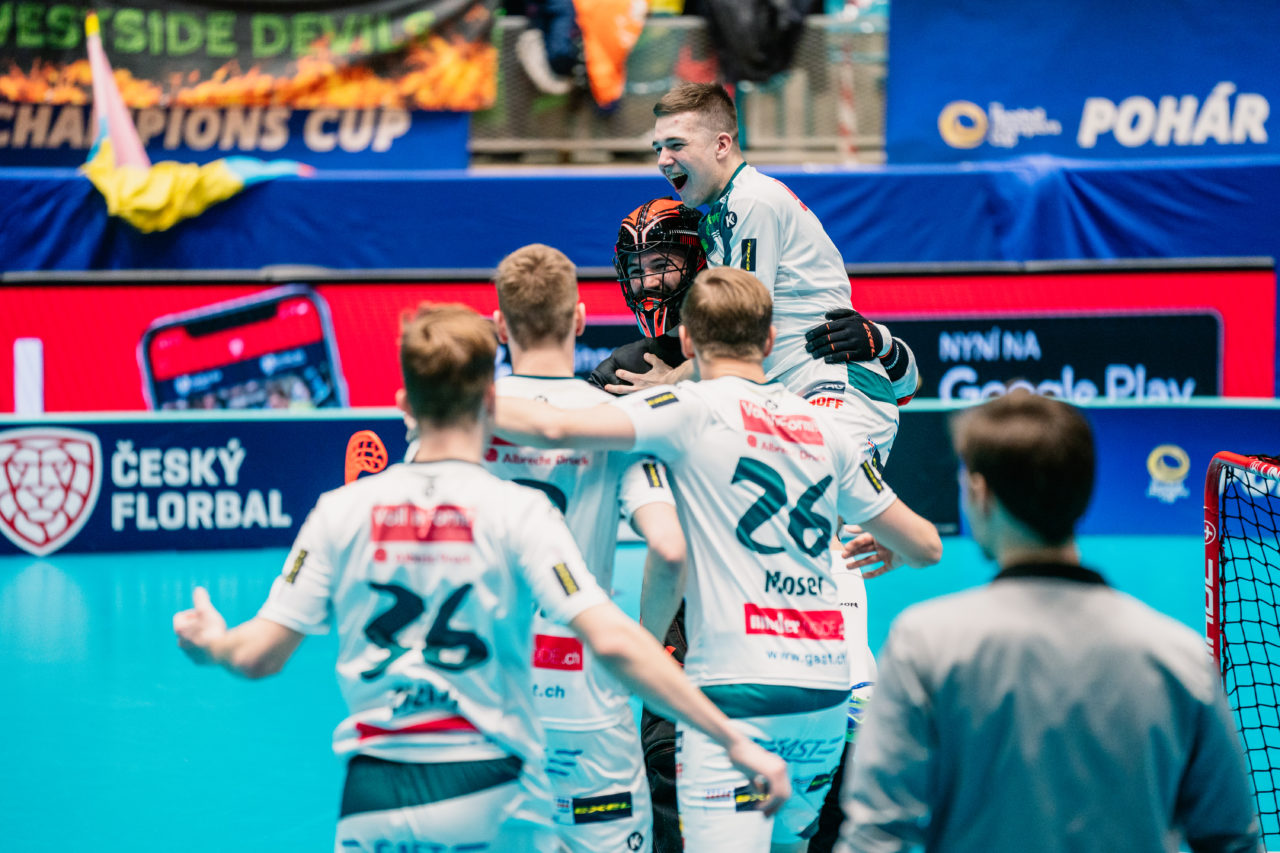 Champions Cup Ostrava - Semifinal 2 Men, Czech Republic: 11.01.2020, Ostrava, RT TORAX ARENA, Sikora Radek (Nr. 9, SV Wiler-Ersigen) jubelt mit Menetrey Martin (Nr. 89, SV Wiler-Ersigen) über den Finaleinzug

Credit: Claudio Schwarz, unihockey-fotos.ch