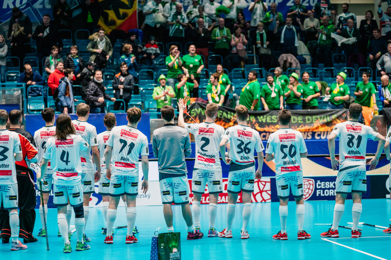 Champions Cup Ostrava - Semifinal 2 Men, Czech Republic: 11.01.2020, Ostrava, RT TORAX ARENA, Wiler bedankt sich bei den Fans

Credit: Claudio Schwarz, unihockey-fotos.ch