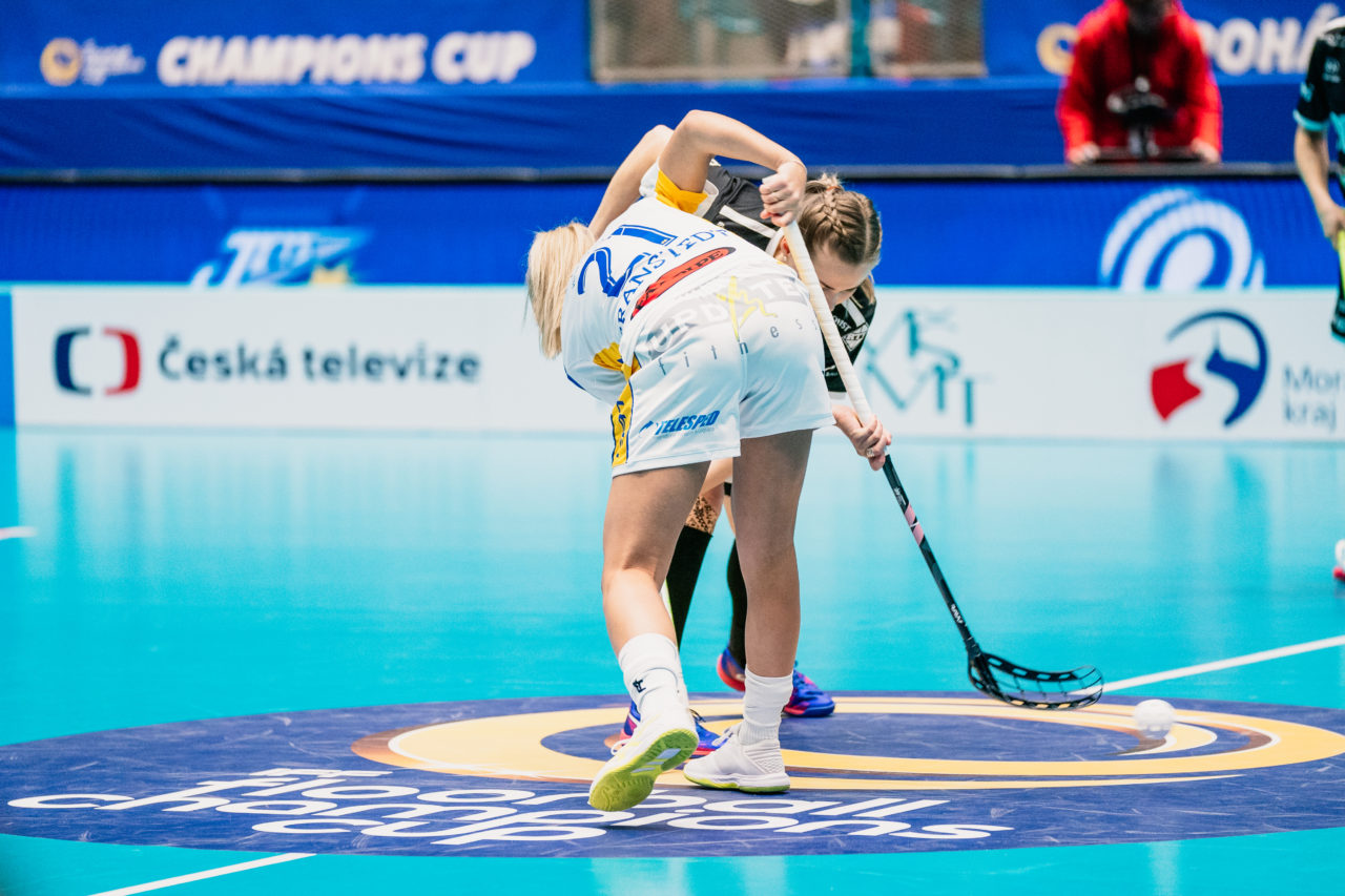 Champions Cup Ostrava - Semifinal 1, Czech Republic: 11.01.2020, Ostrava, RT TORAX ARENA, Alice Granstedt (Nr. 21, Kloten-Dietlikon Jets) beim Bully

Credit: Claudio Schwarz, unihockey-fotos.ch
