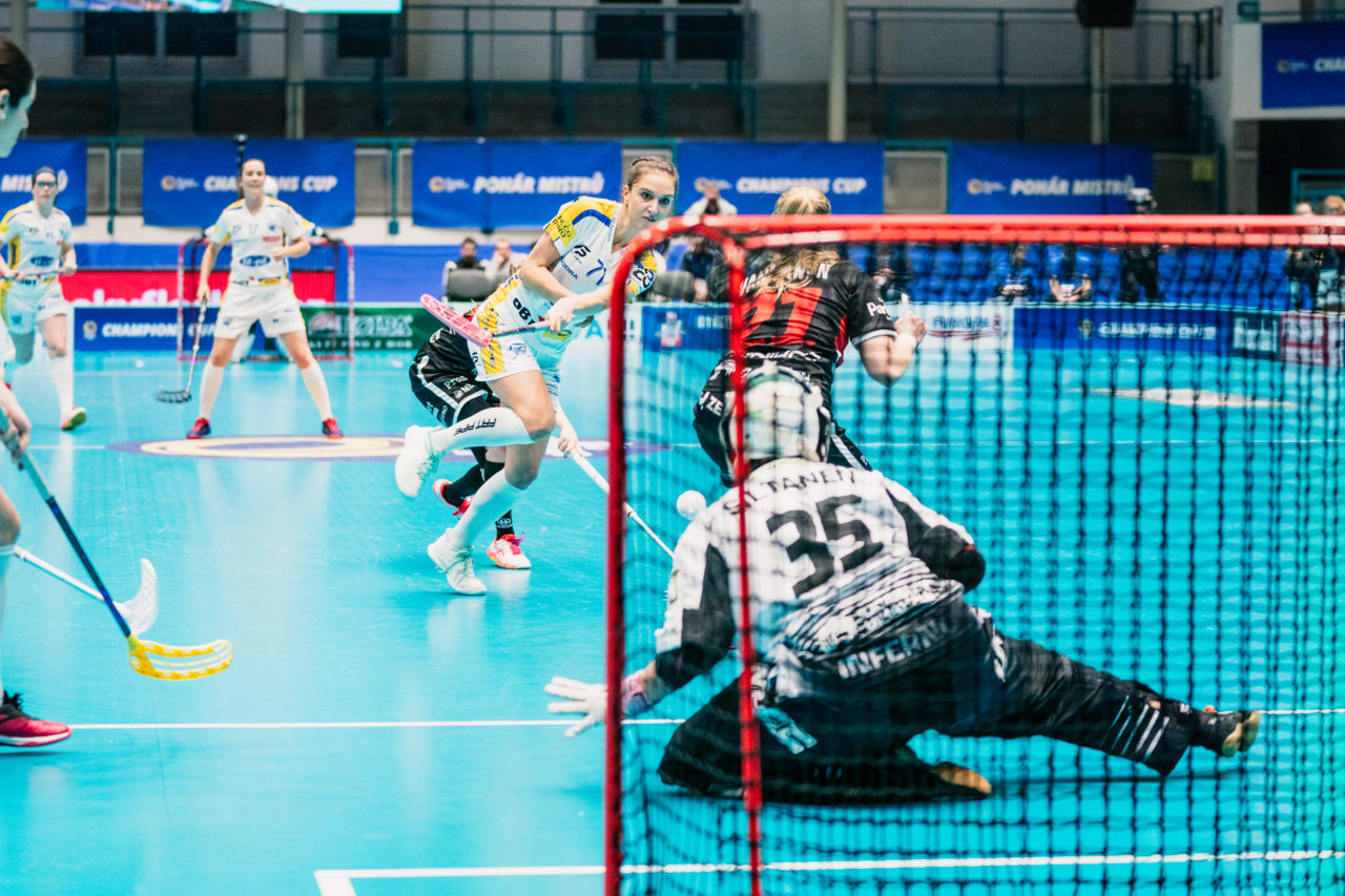 Champions Cup Ostrava - Semifinal 1, Czech Republic: 11.01.2020, Ostrava, RT TORAX ARENA, Nina Metzger (Nr. 71, Kloten-Dietlikon Jets) schiesst

Credit: Claudio Schwarz, unihockey-fotos.ch