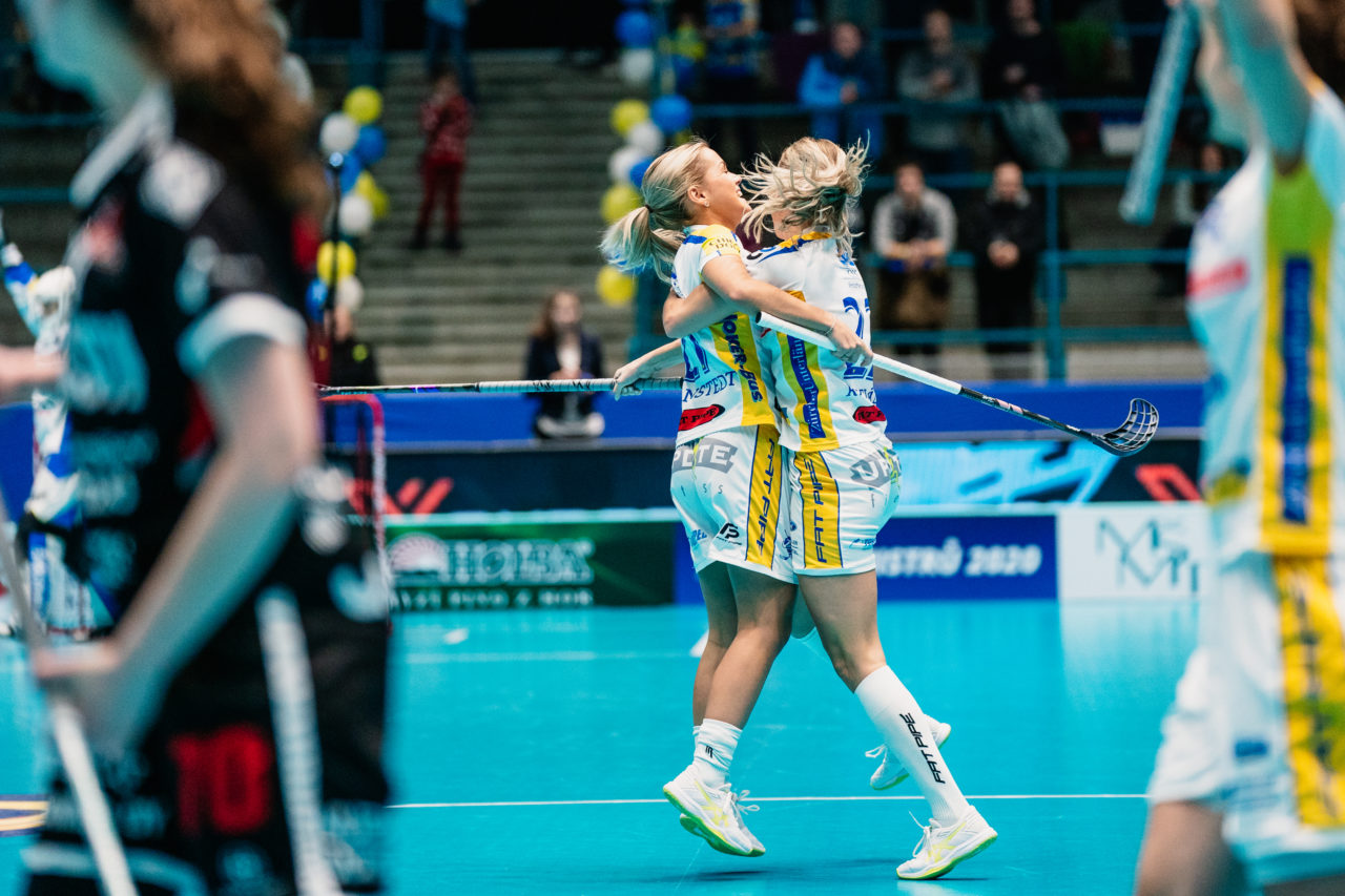 Champions Cup Ostrava - Semifinal 1, Czech Republic: 11.01.2020, Ostrava, RT TORAX ARENA, Alice Granstedt (Nr. 21, Kloten-Dietlikon Jets) jubelt mit Iza Rydfjäll (Nr. 22, Kloten-Dietlikon Jets)

Credit: Claudio Schwarz, unihockey-fotos.ch