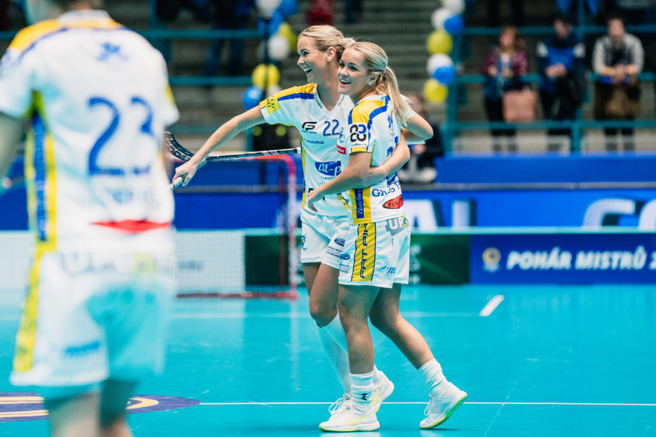 Champions Cup Ostrava - Semifinal 1, Czech Republic: 11.01.2020, Ostrava, RT TORAX ARENA, Alice Granstedt (Nr. 21, Kloten-Dietlikon Jets) jubelt mit Iza Rydfjäll (Nr. 22, Kloten-Dietlikon Jets)

Credit: Claudio Schwarz, unihockey-fotos.ch