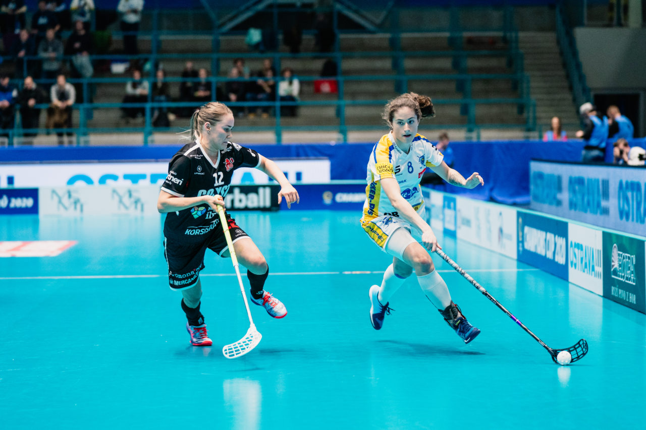 Champions Cup Ostrava - Semifinal 1, Czech Republic: 11.01.2020, Ostrava, RT TORAX ARENA, Deborah Frei (Nr. 8, Kloten-Dietlikon Jets) verfolgt von Lirkki Heidi (Nr. 12, SB Pro Nurmijärvi)

Credit: Claudio Schwarz, unihockey-fotos.ch