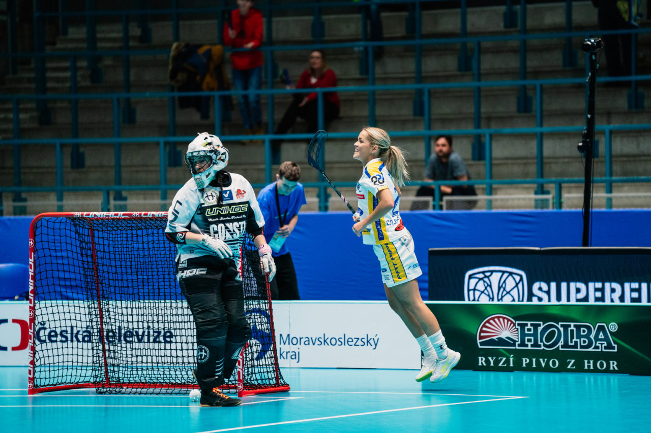 Champions Cup Ostrava - Semifinal 1, Czech Republic: 11.01.2020, Ostrava, RT TORAX ARENA, Alice Granstedt (Nr. 21, Kloten-Dietlikon Jets) jubelt

Credit: Claudio Schwarz, unihockey-fotos.ch