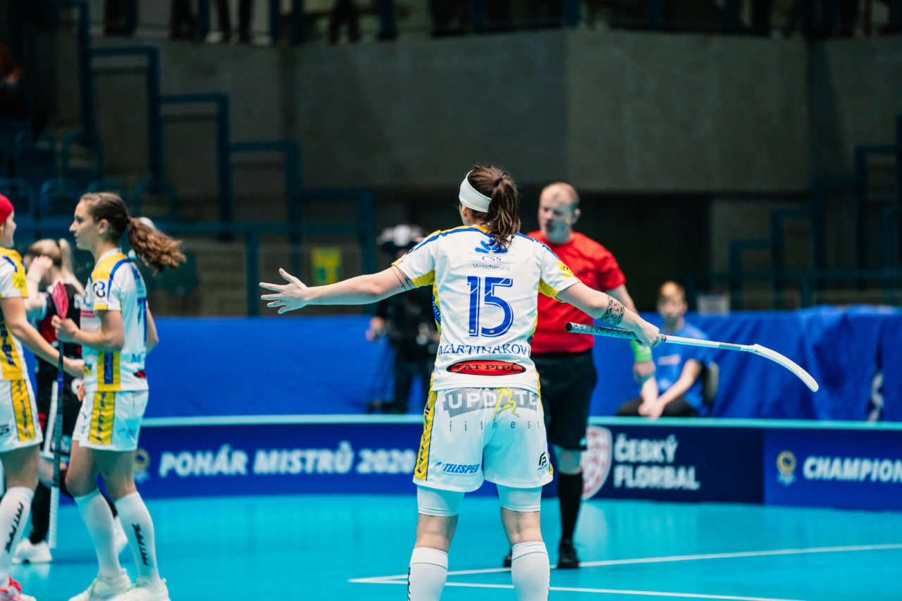 Champions Cup Ostrava - Semifinal 1, Czech Republic: 11.01.2020, Ostrava, RT TORAX ARENA, Natalie Martinakova (Nr. 15, Kloten-Dietlikon Jets) beklagt sich beim Schiedsrichter

Credit: Claudio Schwarz, unihockey-fotos.ch