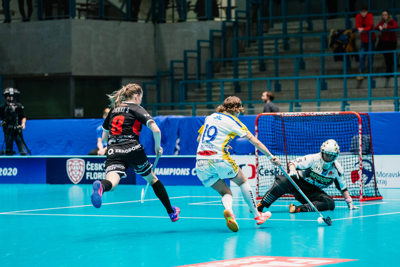 Champions Cup Ostrava - Semifinal 1, Czech Republic: 11.01.2020, Ostrava, RT TORAX ARENA, Julia Suter (Nr. 19, Kloten-Dietlikon Jets) zieht vors Tor

Credit: Claudio Schwarz, unihockey-fotos.ch