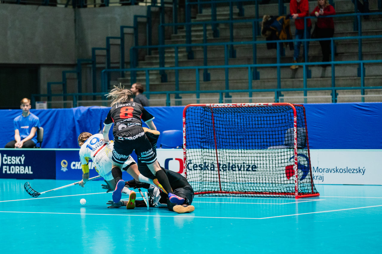 Champions Cup Ostrava - Semifinal 1, Czech Republic: 11.01.2020, Ostrava, RT TORAX ARENA, Julia Suter (Nr. 19, Kloten-Dietlikon Jets) wird von Lirkki Jaana (Nr. 8, SB Pro Nurmijärvi) gelegt

Credit: Claudio Schwarz, unihockey-fotos.ch