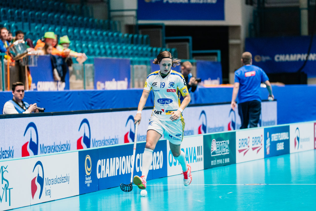 Champions Cup Ostrava - Semifinal 1, Czech Republic: 11.01.2020, Ostrava, RT TORAX ARENA, Julia Suter (Nr. 19, Kloten-Dietlikon Jets) am Ball

Credit: Claudio Schwarz, unihockey-fotos.ch