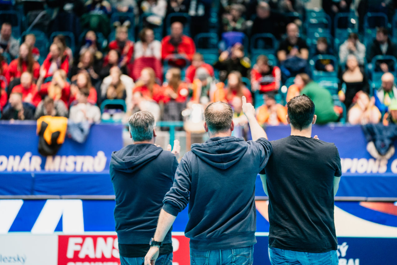 Champions Cup Ostrava - Semifinal 1, Czech Republic: 11.01.2020, Ostrava, RT TORAX ARENA, der Staff der Jets bedanken sich bei den Wiler Fans

Credit: Claudio Schwarz, unihockey-fotos.ch