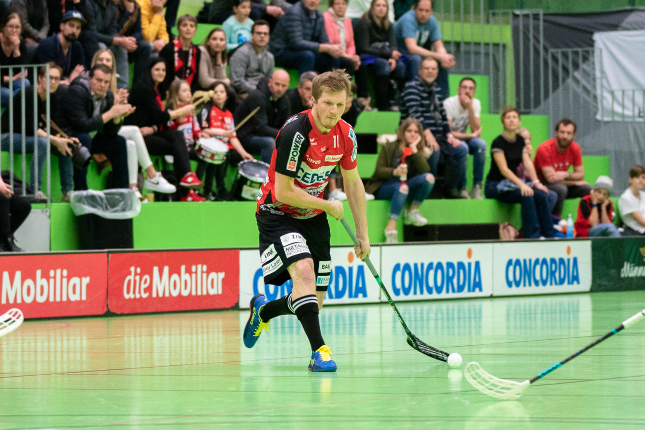 Herren NLA Runde 22, Switzerland: 16.02.2020, Zürich, Hardau, Christian Gartmann (Nr. 11, Alligator Malans) schliesst ab

Credit: Claudio Schwarz, unihockey-fotos.ch