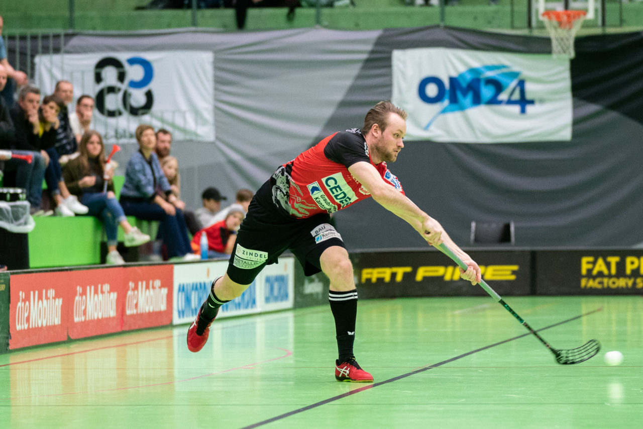 Herren NLA Runde 22, Switzerland: 16.02.2020, Zürich, Hardau, Simon Nett (Nr. 22, Alligator Malans) spielt den Ball

Credit: Claudio Schwarz, unihockey-fotos.ch