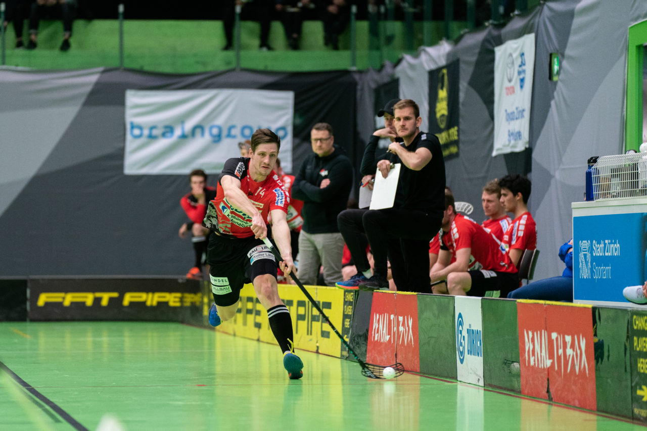 Herren NLA Runde 22, Switzerland: 16.02.2020, Zürich, Hardau, Nico Obrecht (Nr. 74, Alligator Malans) spielt den Ball

Credit: Claudio Schwarz, unihockey-fotos.ch
