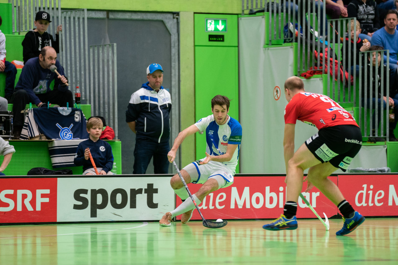 Herren NLA Runde 22, Switzerland: 16.02.2020, Zürich, Hardau, Simon Laubscher (Nr. 14, GC Unihockey) reisst einen Stopp

Credit: Claudio Schwarz, unihockey-fotos.ch