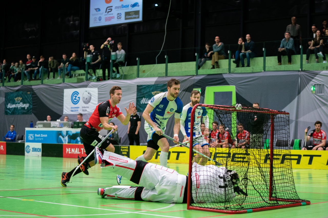 Herren NLA Runde 22, Switzerland: 16.02.2020, Zürich, Hardau, Luca Graf (Nr. 97, GC Unihockey) schiesst das 4:1

Credit: Claudio Schwarz, unihockey-fotos.ch