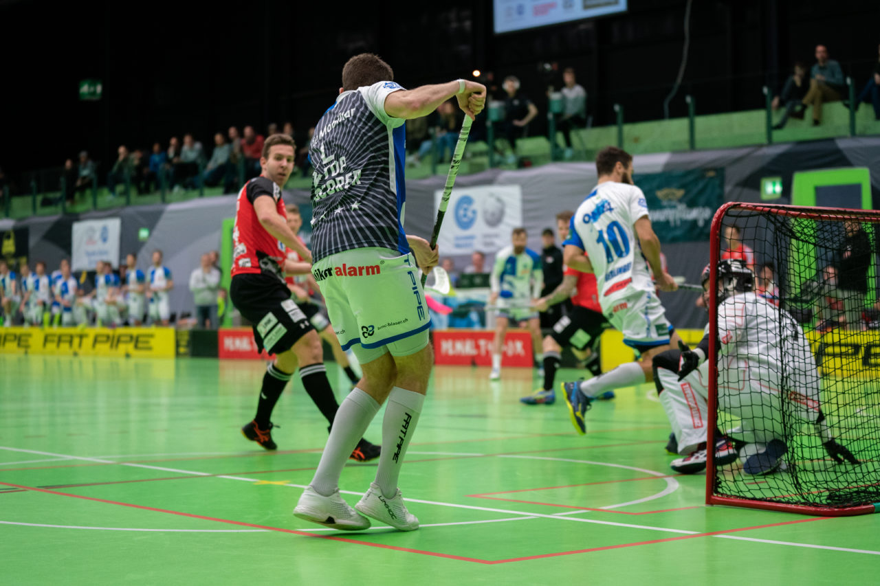 Herren NLA Runde 22, Switzerland: 16.02.2020, Zürich, Hardau, Paolo Riedi (Nr. 21, GC Unihockey) verpasst vor dem Tor

Credit: Claudio Schwarz, unihockey-fotos.ch
