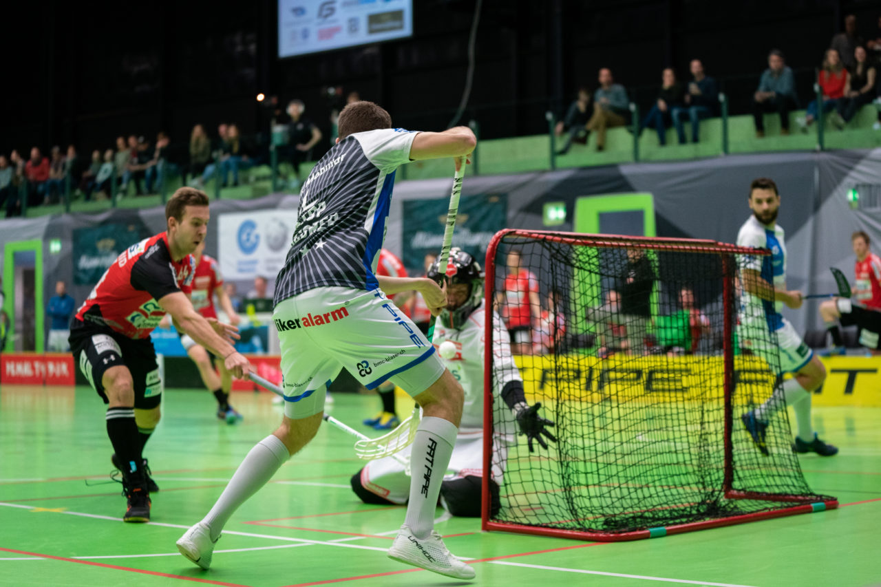 Herren NLA Runde 22, Switzerland: 16.02.2020, Zürich, Hardau, Paolo Riedi (Nr. 21, GC Unihockey) verpasst vor dem Tor

Credit: Claudio Schwarz, unihockey-fotos.ch